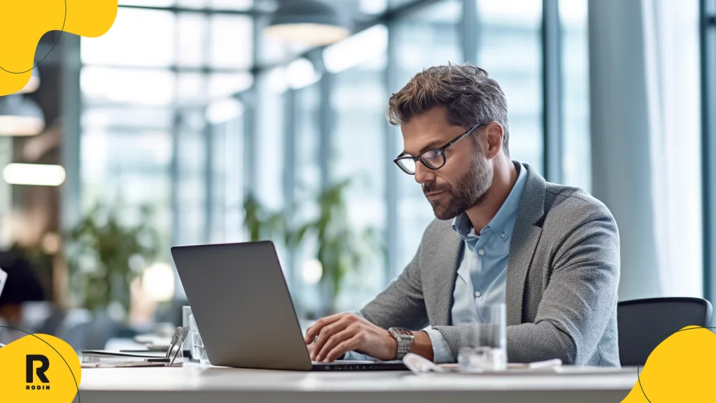 specjalista marketingu pracujący przy laptopie